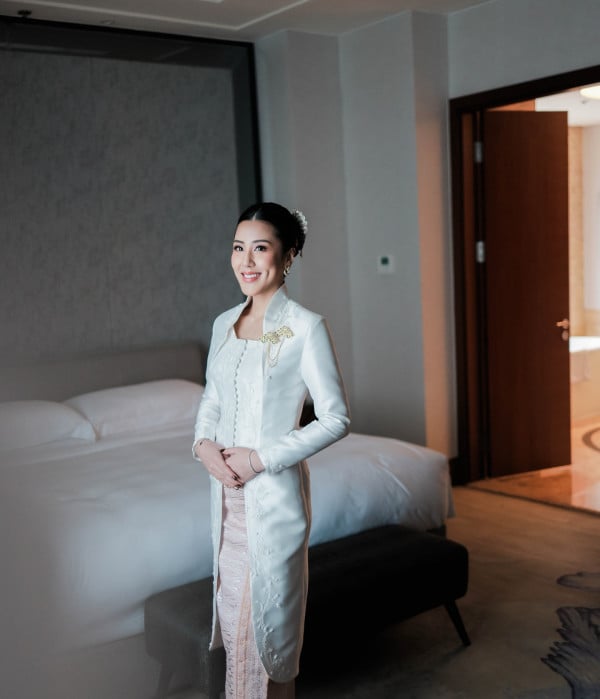 Cleantha Islan Anggun dengan Kebaya Putih