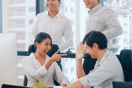 Job Hugging Bisa Hambat Karier Karyawan