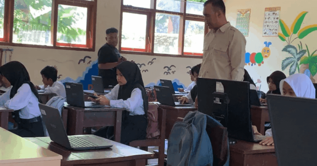 Siswa SDN Banjarsengon 02 Jember Antusias Gunakan Chromebook