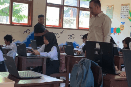 Siswa SDN Banjarsengon 02 Jember Antusias Gunakan Chromebook