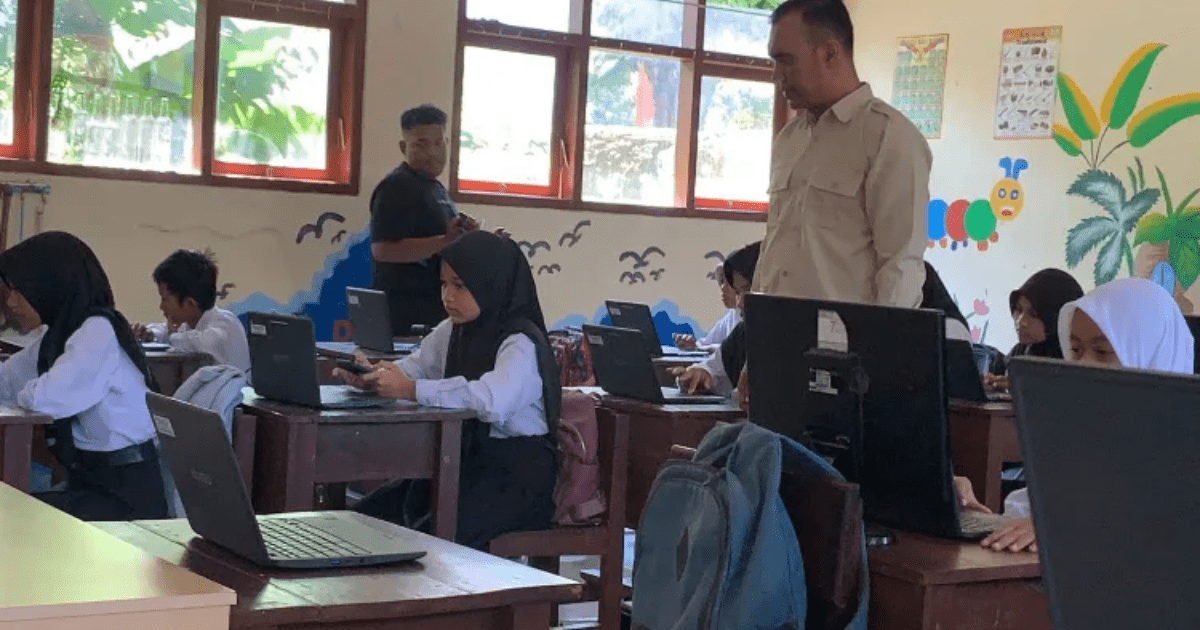 Siswa SDN Banjarsengon 02 Jember Antusias Gunakan Chromebook