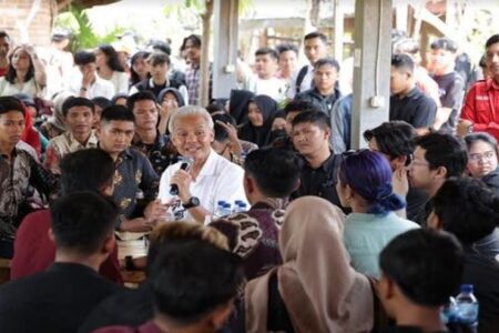 Jurus Ganjar Hubungkan Pendidikan & Dunia Kerja: Siap Adaptasi!