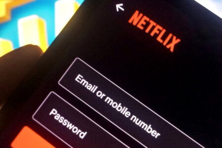 Dampak Akuisisi Warner Bros oleh Netflix: Potensi Monopoli dan Masa Depan Konten Digital